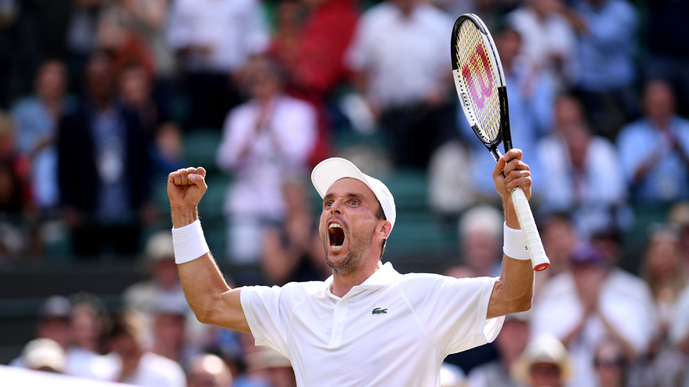 Roberto Bautista celebra la victoria para citarse en semifinales de Wimbledon con Novak Djokovic (Getty).