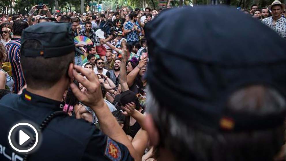 La Policía Nacional tuvo que escoltar a los representantes de Ciudadanos que participaban en la manifestación del Orgullo 2019 para que pudieran abandonarla, después de estar bloqueados durante dos horas a la altura del Museo del Prado por asistentes a la marcha. Foto: EFE
