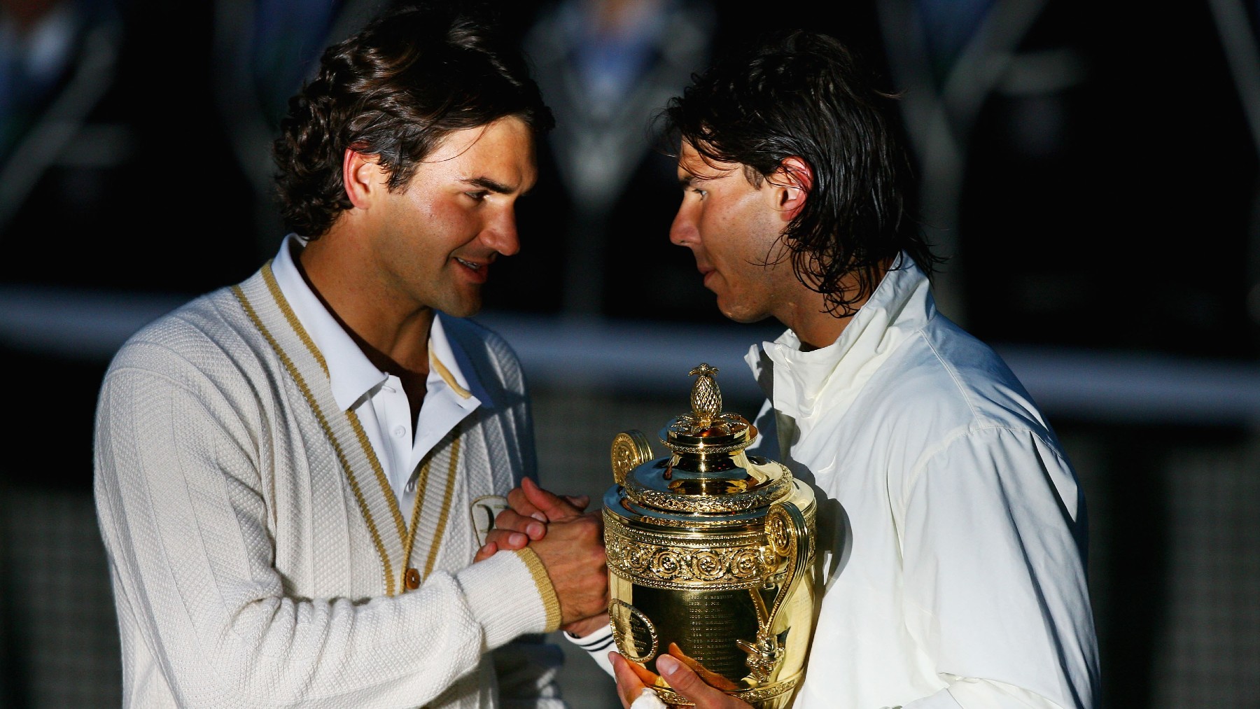Rafa Nadal y Roger Federer, tras la final de Wimbledon 2008. (Getty)