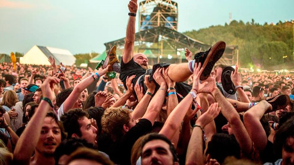 Asistentes al concierto del grupo inglés de punk rock, Idles, durante su actuación esta noche en la segunda jornada del Bilbao BBK Live que se celebra en la capital vizcaína. Foto: EFE