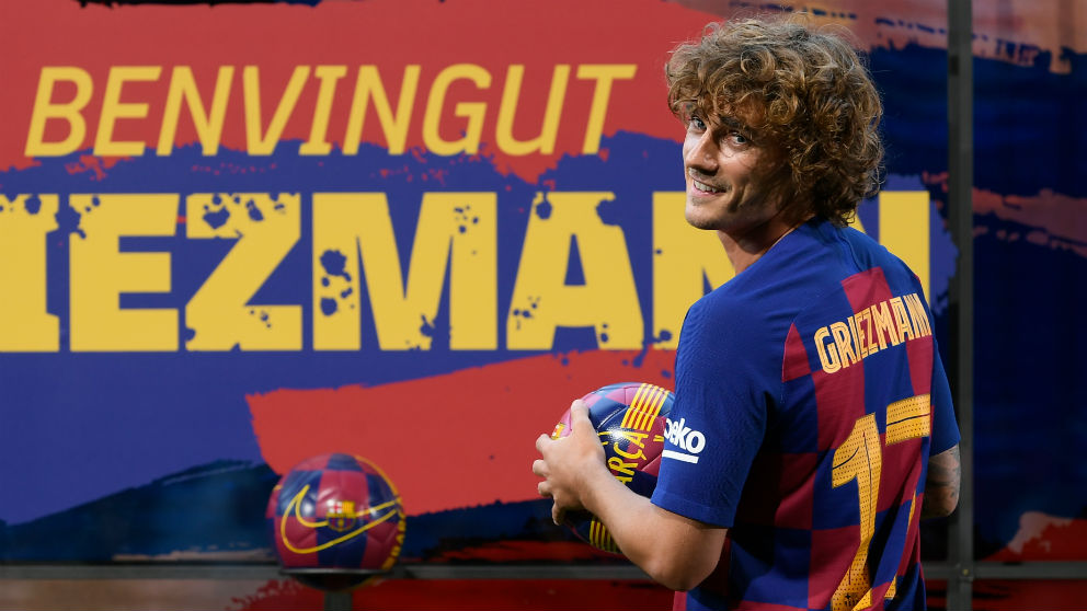 Griezmann posa en su presentación como jugador del Barcelona. (AFP)