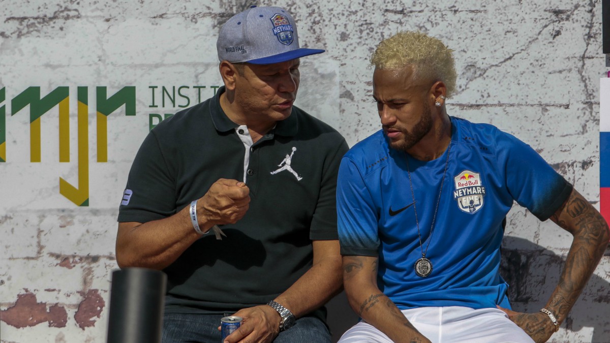 Neymar, junto a su padre. (AFP)