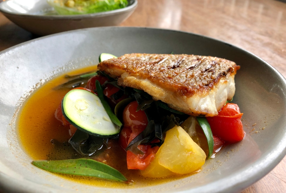 Besugo aromático con verduras