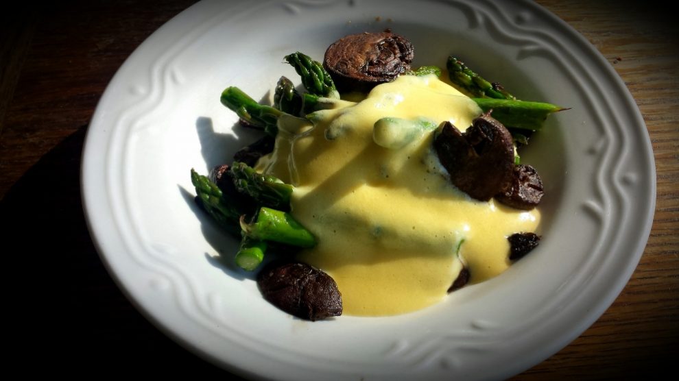 Receta de Espárragos trigueros y champiñones en salsa