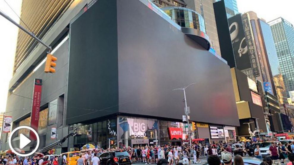 Las famosas pantallas de Times Square, en el barrio de Manhattan en Nueva York, apagadas por el corte en el suministro eléctrico. Foto: Twitter