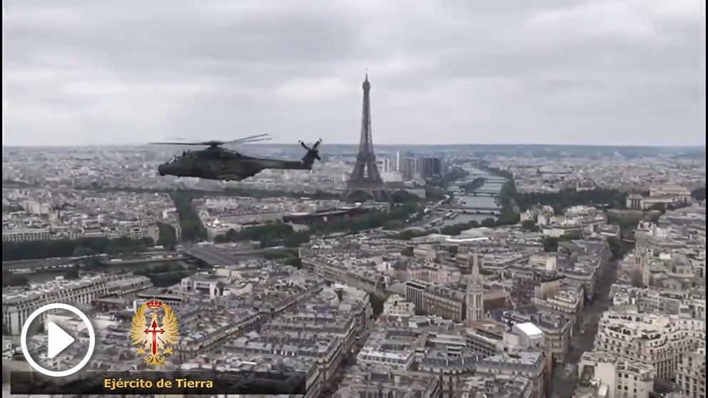 Helicópteros españoles sobre París en la Fiesta Nacional francesa.