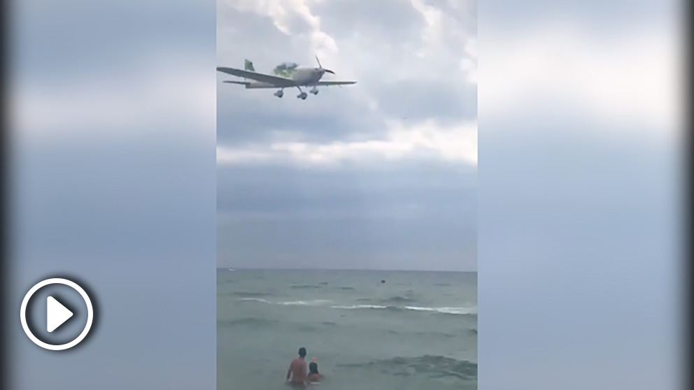 Avioneta sobrevolando la playa de Calafell.