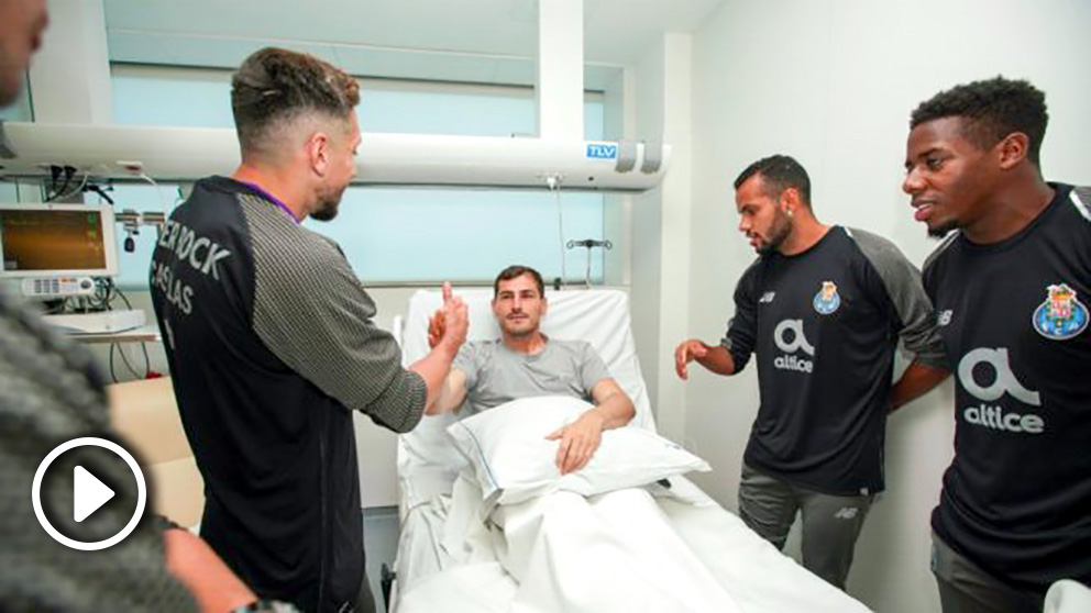 Los jugadores del Oporto visitaron a Casillas en el hospital. (FCPorto)