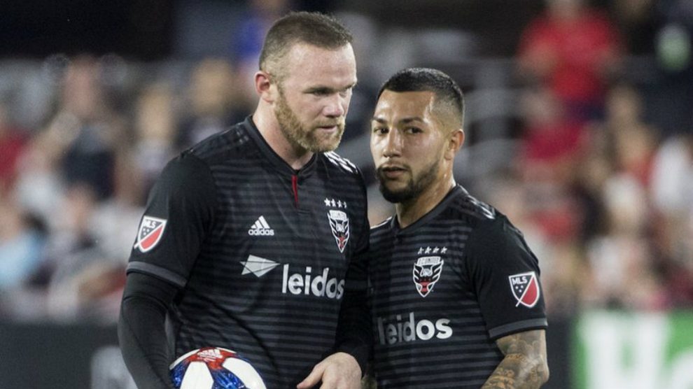 Wayne Rooney y Lucho Acosta (@Dcunited)