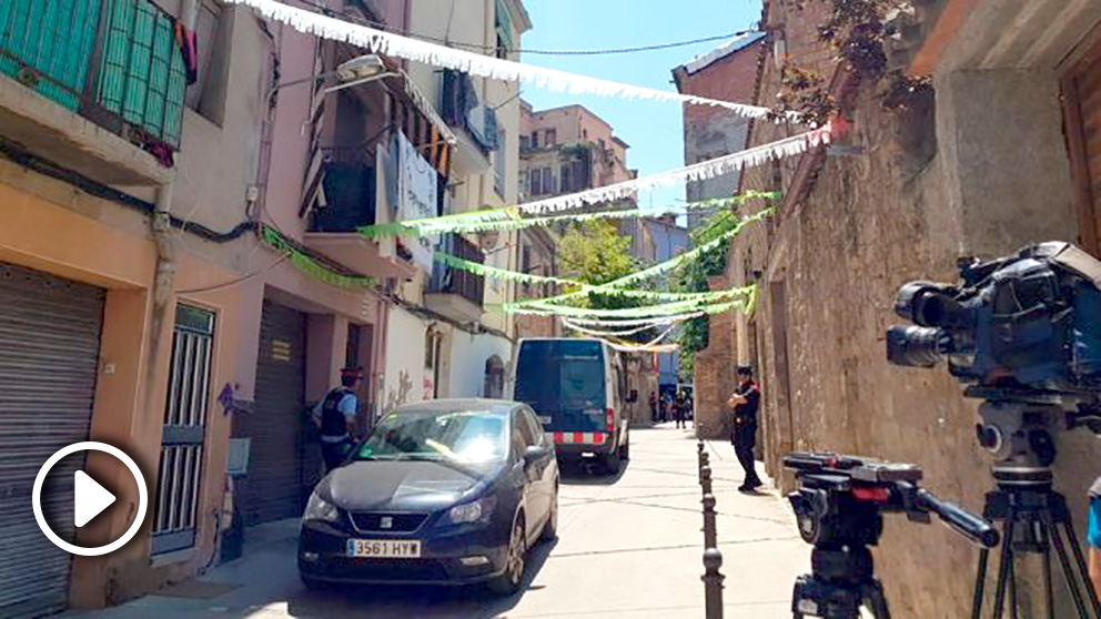 Mossos d’Esquadra en el exterior del lugar donde supuestamente ‘la Manada’ de Manresa violó en grupo a una menor de edad. Foto: EP