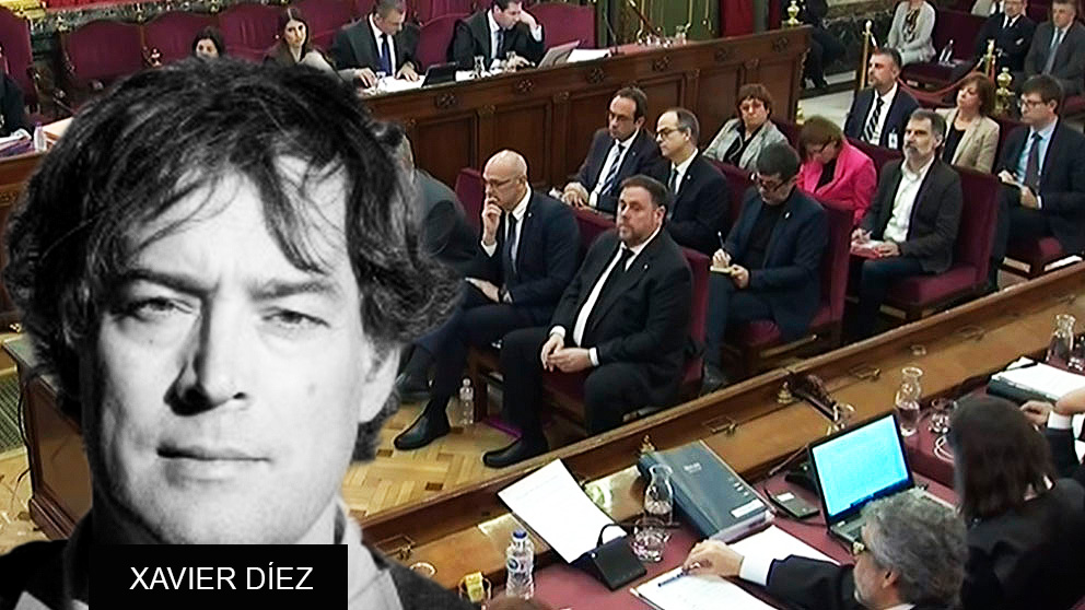 El historiador Xavier Díez junto a una imagen del juicio del 1-O en el Tribunal Supremo