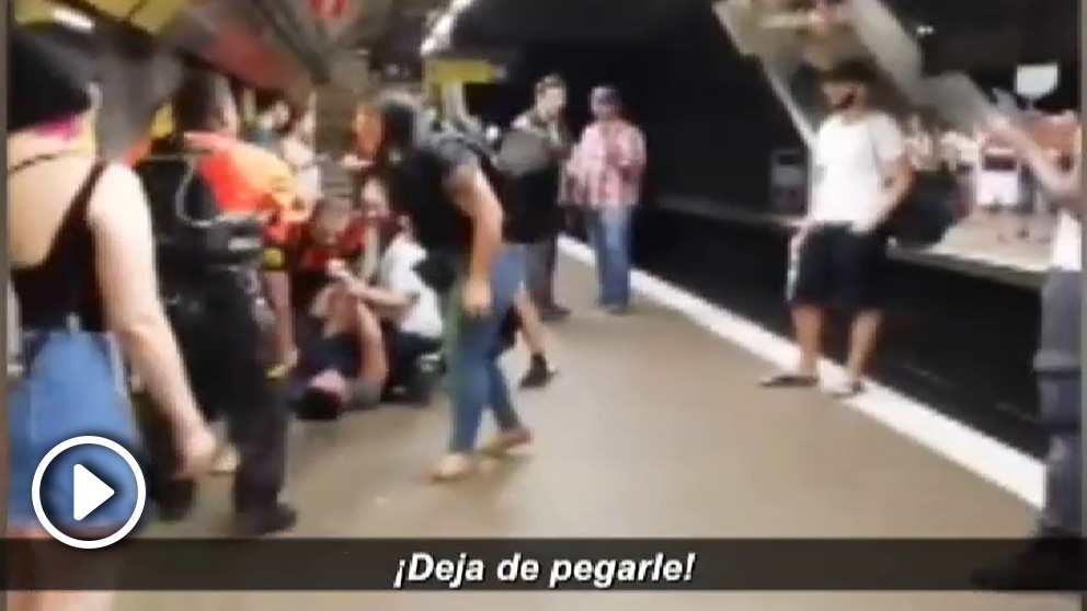 Pelea entre carteristas y vigilantes en el Metro de Barcelona.