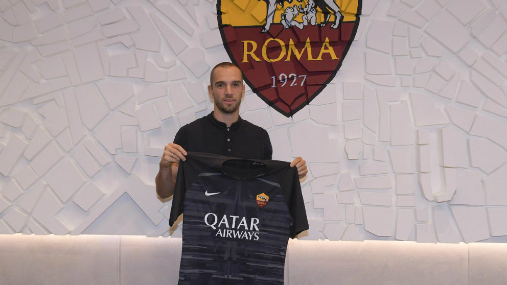 Pau López posa con la camiseta de la Roma (@ASRoma)