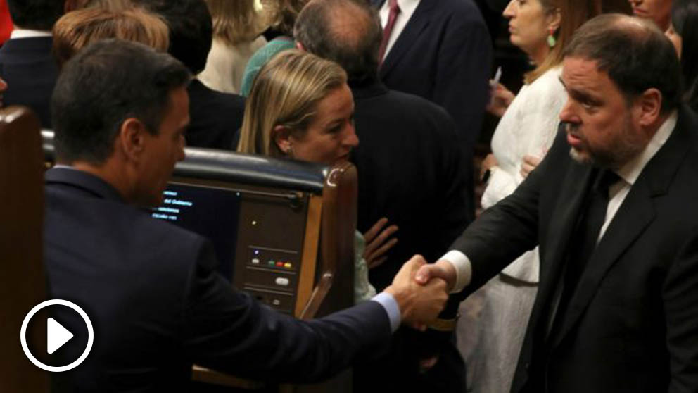 El jefe del Gobierno en funciones, Pedro Sánchez, saluda al diputado preso y líder de ERC, Oriol Junqueras. (Foto: EFE)