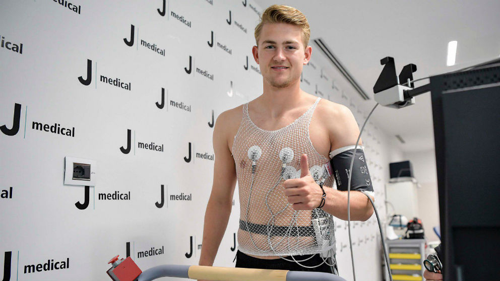 Matthijs de Ligt pasando el reconocimiento médico con la Juventus. (@juventusfc)