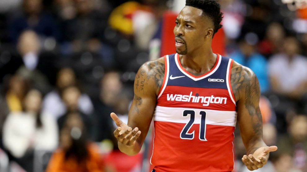 Dwight Howard protesta una acción en su último equipo en la NBA. (AFP)