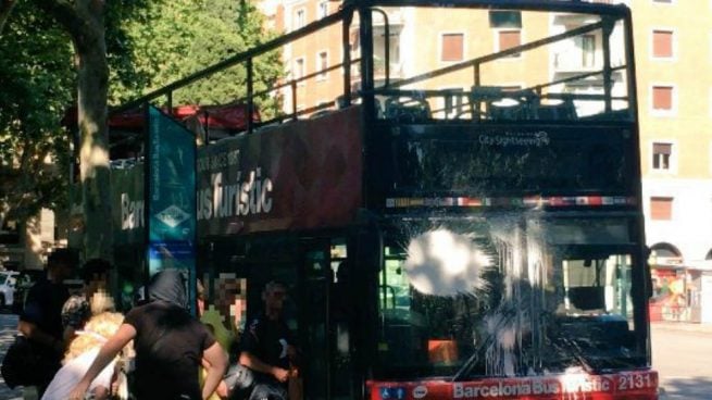 Nuevo caso de turismofobia en Barcelona: un colectivo radical ataca con pintura un autobús y alcanza a 8 turistas