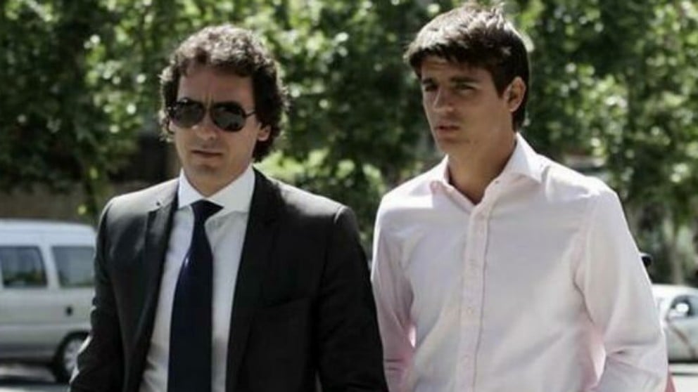 Juanma López, junto a Morata. (EFE)