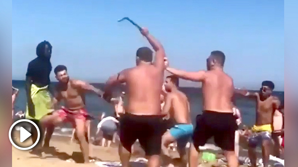 Pelea de turistas en la playa de la Barceloneta.