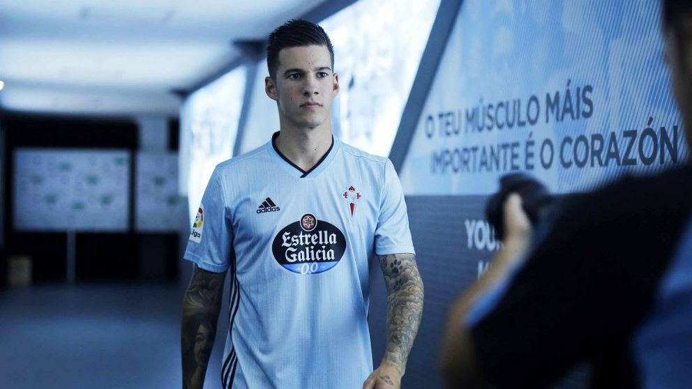 Santi Mina posa con la camiseta del Celta (@RCCelta)