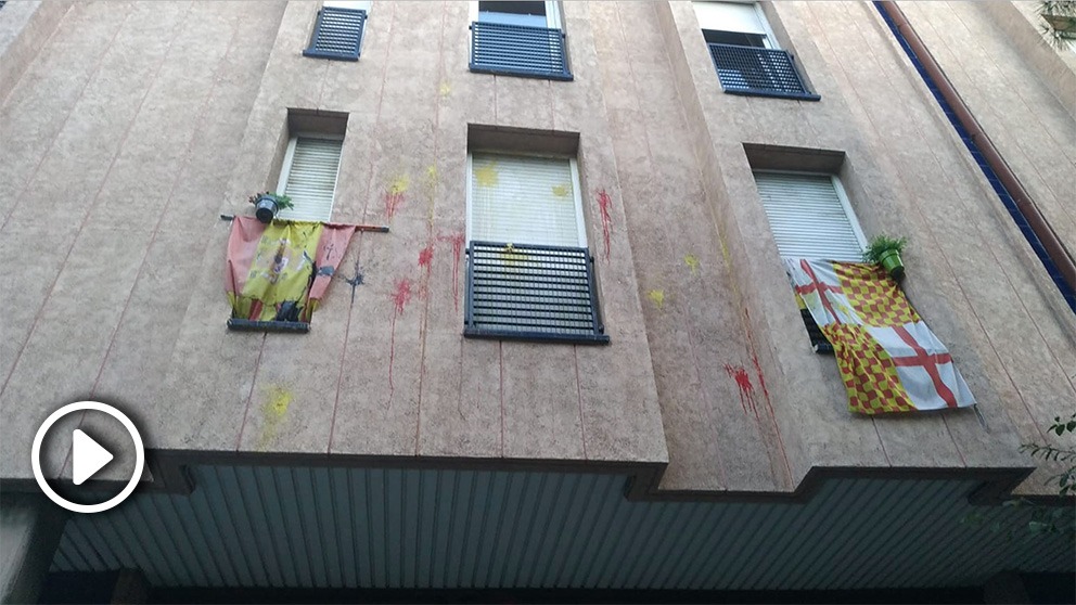 El domicilio de Patricia Muñoz (Vox) aparece con pintadas.
