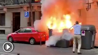 Javier Ortega Smith, concejal de VOX, apagando el fuego de los contenedores @Twitter