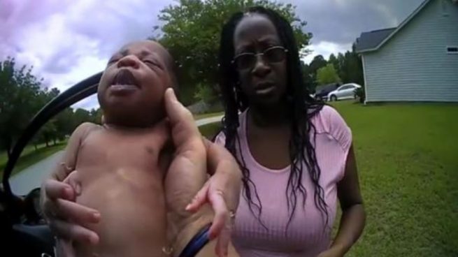 Facebook: Un policía para un coche y salva al bebé que se estaba ahogando