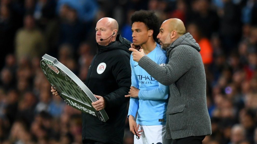 Guardiola conversa con Sané en un partido. (Getty)