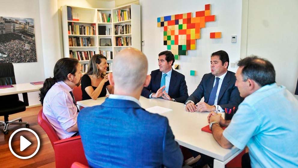 Pablo Iglesias reunido en su despachazo del Congreso con los presidentes de CEOE y Cepyme. (Foto: EP)