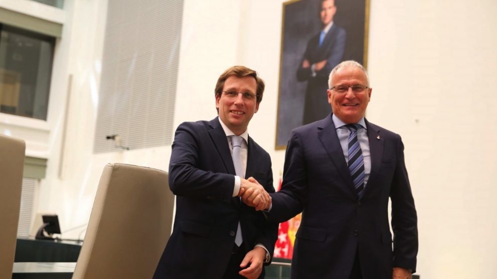 José Luis Martínez-Almeida recibiendo a Josep Bou. (Foto. Madrid)