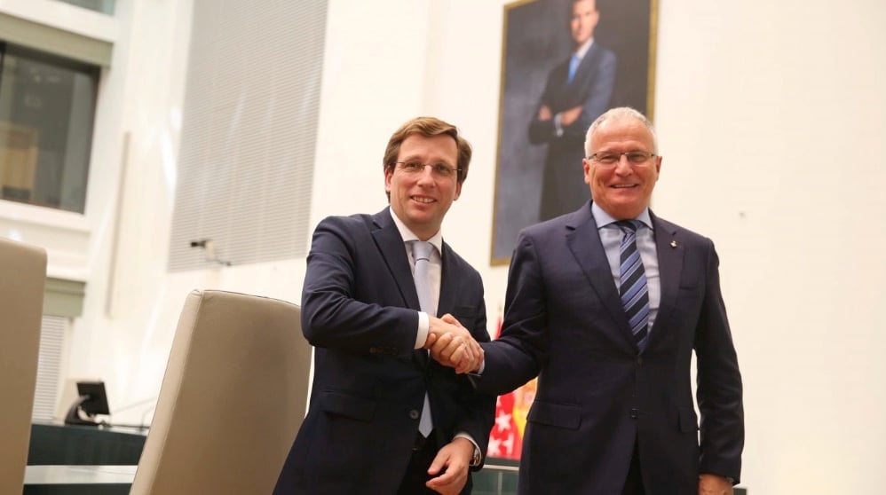 José Luis Martínez-Almeida recibiendo a Josep Bou. (Foto. Madrid)