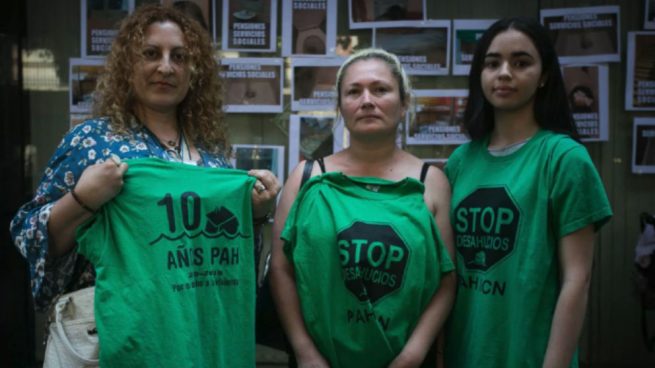 Los activistas antidesahucio que impulsaron a Colau ‘asaltan’ el ayuntamiento de Barcelona