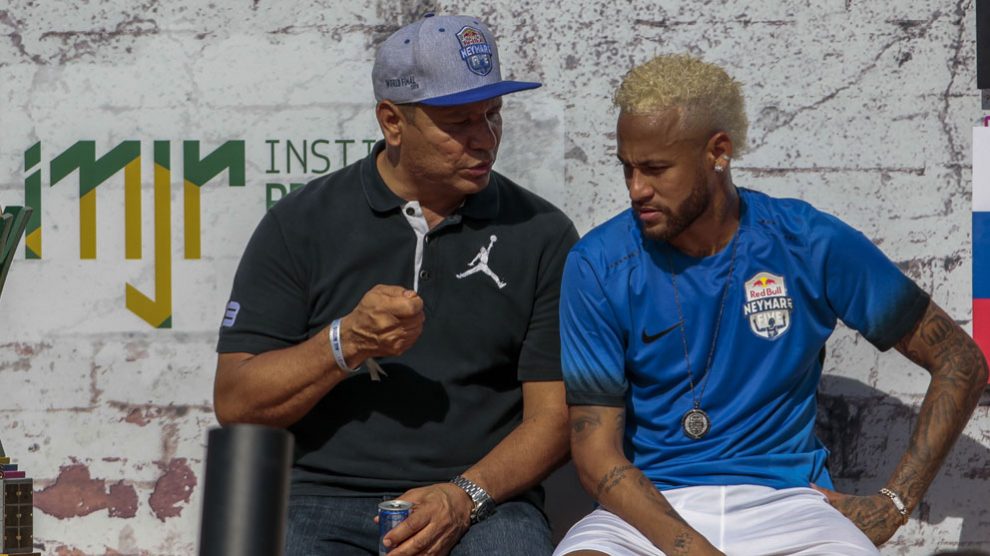 Neymar,-junto-a-su-padre,-durante-el-torneo-benéfico-organizado-por-el-jugador-hace-una-semana-en-Sao-Paulo-(AFP)
