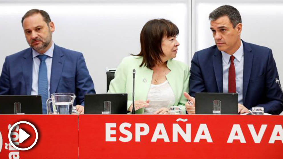 Pedro Sánchez junto a Cristina Narbona y José Luis Ábalos