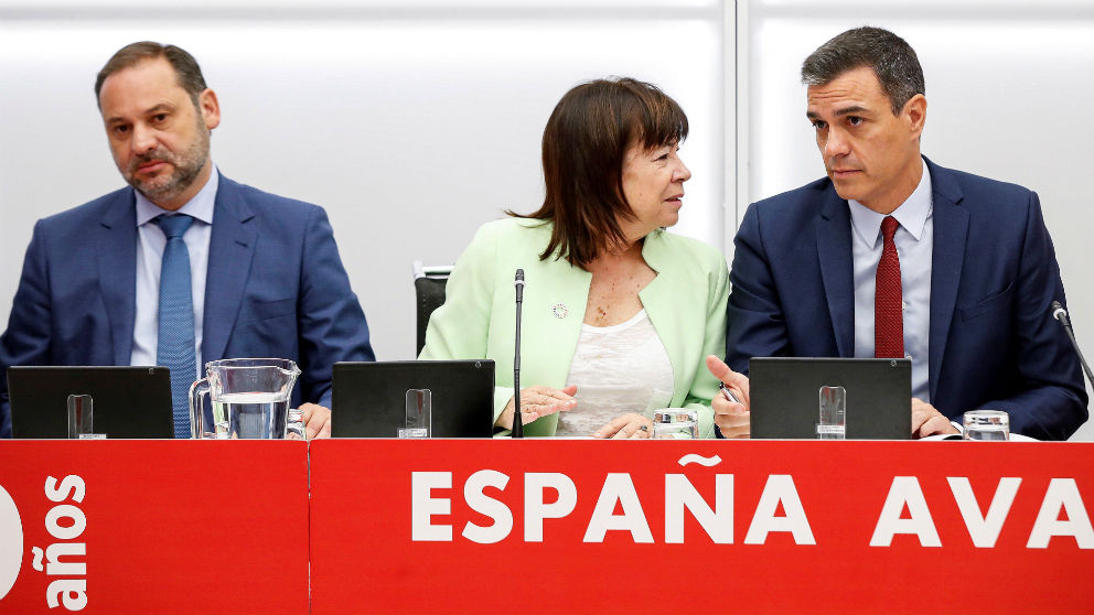Pedro Sánchez junto a Cristina Narbona y José Luis Ábalos