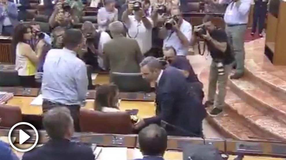 Susana Díaz le niega el saludo a Juan Bravo, consejero de Hacienda de la Junta de Andalucía.