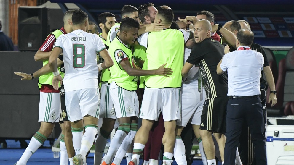 Los jugadores de Argelia celebran el gol en la final de la Copa de África. (AFP)