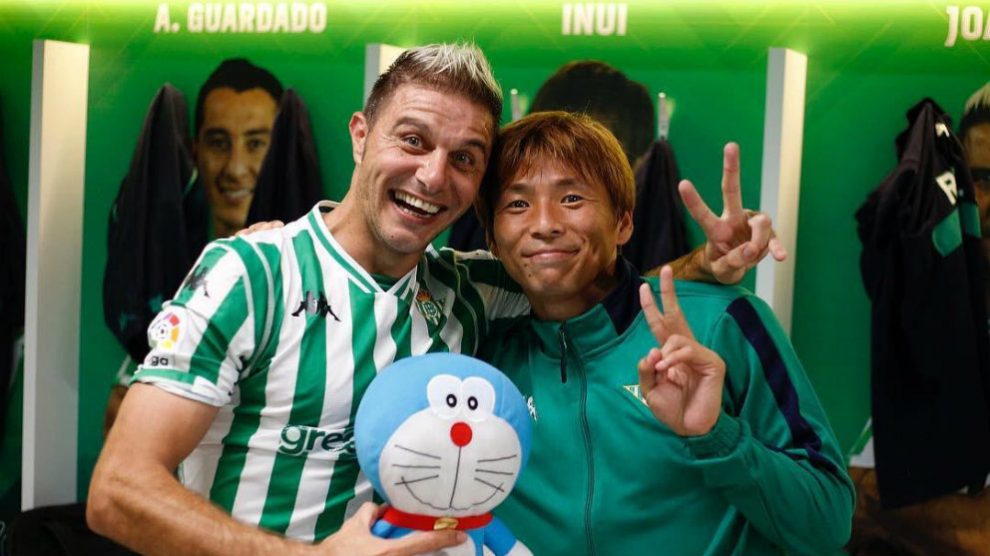 Joaquín da la bienvenida al Betis a Takashi Inui (@Takashi73784537)