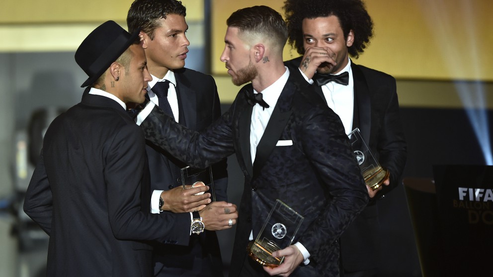 Neymar y Sergio Ramos se saludan. (AFP)