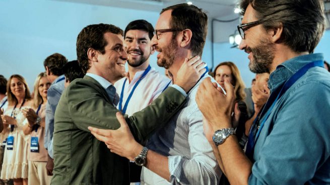 Pablo Casado saluda a Javier Maroto, hoy en Vitoria.