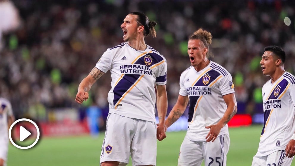 Zlatan Ibrahimovic celebra uno de sus goles.