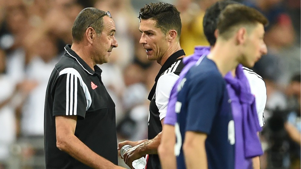 Cristiano se dirige a Sarri tras ser sustituido. (AFP)