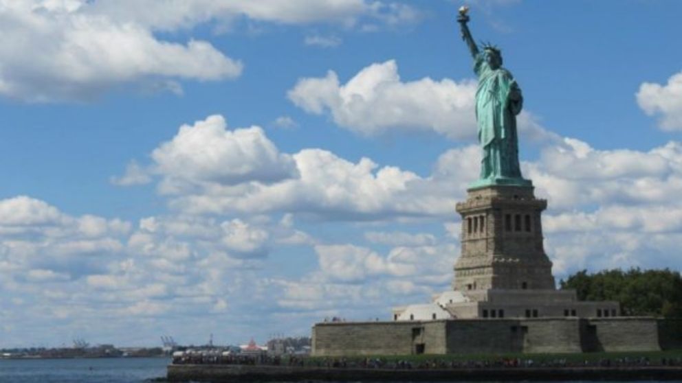 El 3 de agosto de 2004, la Estatua de la Libertad se reabre a los turistas tras los ataques del 11-S