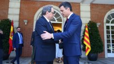 Pedro Sánchez y Quim Torra en la puerta del Palacio de la Moncloa @Getty