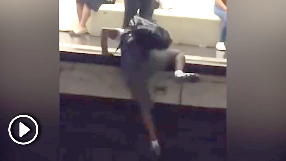 El presunto carterista huyendo por las vías del Metro.
