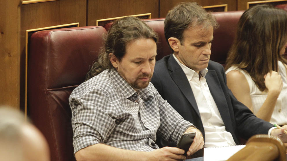 Pablo Iglesias durante el discurso de Pedro Sánchez en la sesión de investidura. (Foto: Francisco Toledo).