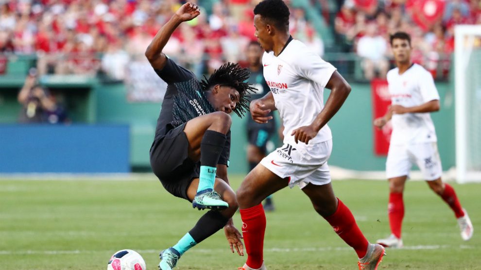 Joris Gnagnon agrede a Yasser Larouci (AFP)