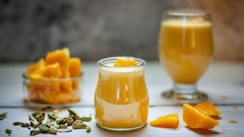 Refrescante batido de mango, fresa y almendras
