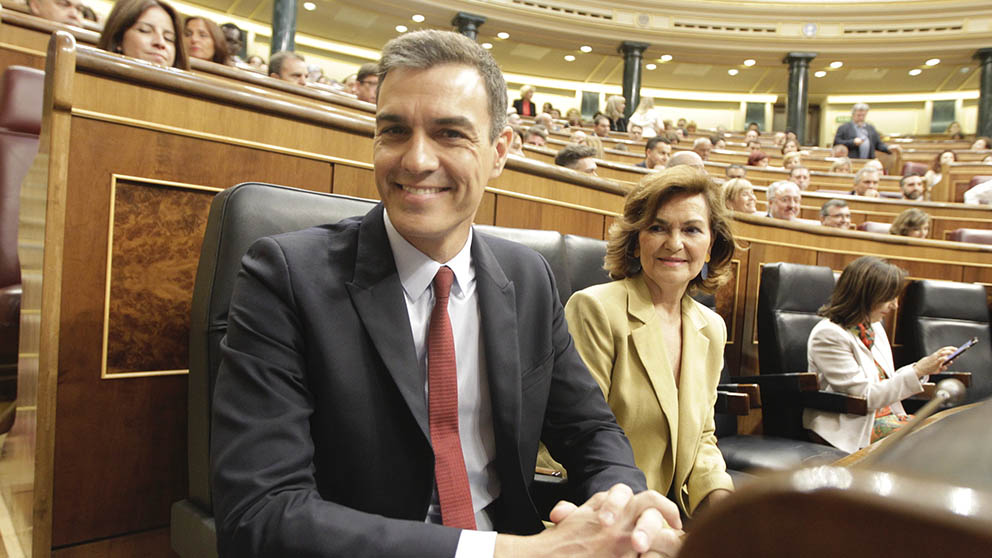 Pedro Sánchez y Carmen Calvo momentos antes de comenzar el debate de investidura en el Congreso de los Diputados. (Foto: Francisco Toledo).