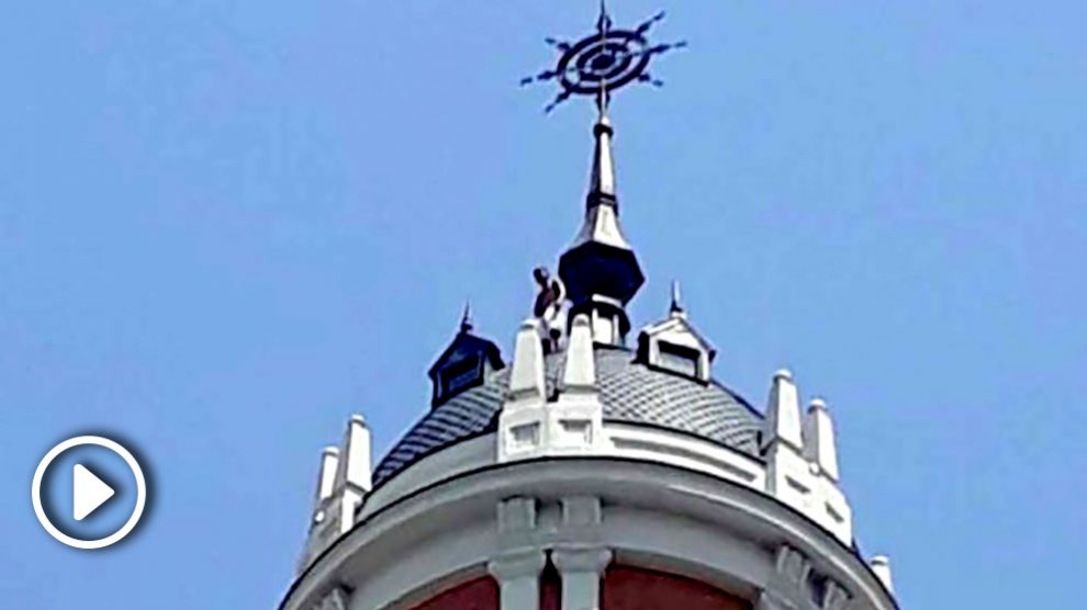 Un suicida encaramado a un edificio junto a la Plaza de España.